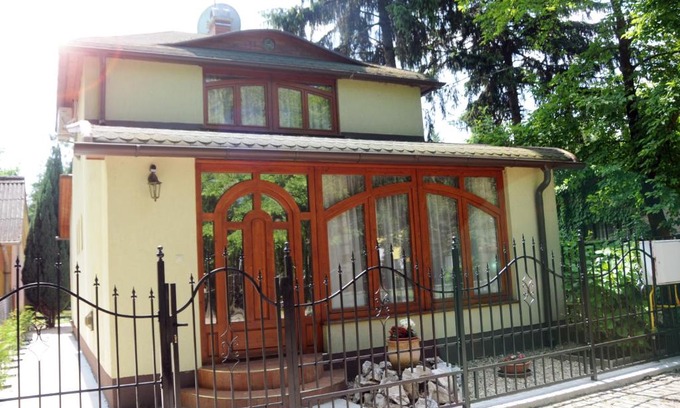 Gyoparosfuerdo House | Cozy CINTIA Napsugár Üdülőház with Family-Friendly Amenities