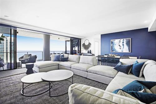 Surfers Paradise Apartment | Elegant Circle on Cavill Sub Penthouse with Ocean View