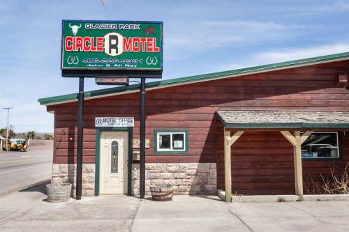East Glacier Park Village Hotel | Comfortable Circle R Motel: Pet Friendly & Budget-Friendly Stay
