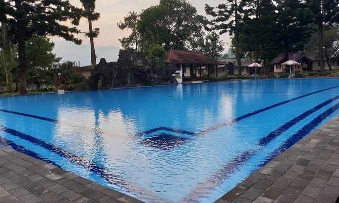 Cisarua Bed & Breakfast | Charming Cisarua Indah Cottage with Pool & Family Amenities