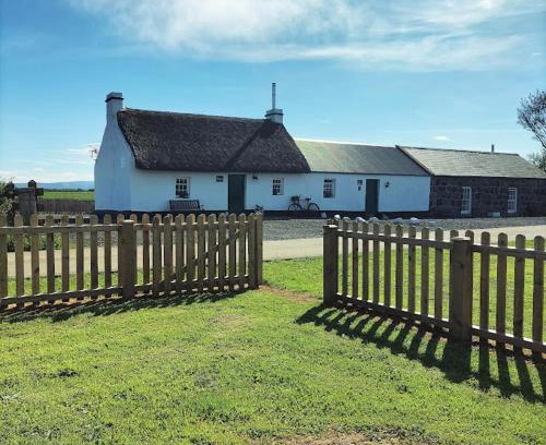 Limavady House | Cozy Cissy's Cottage with Ocean Views and Breakfast Included
