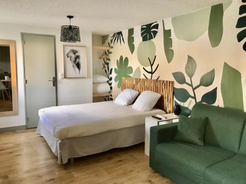 Saint-Germain-les-Corbeil Hotel | Pet-Friendly Cit'hotel Design in Evry with Restaurant Access