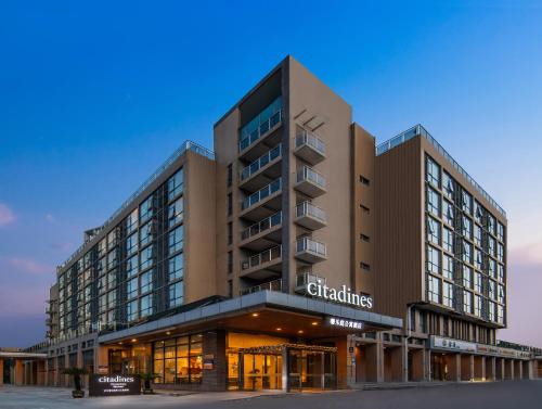 Caidian District Apartment | Elegant Citadines Zhuankou Wuhan: Pool & Spa Retreat