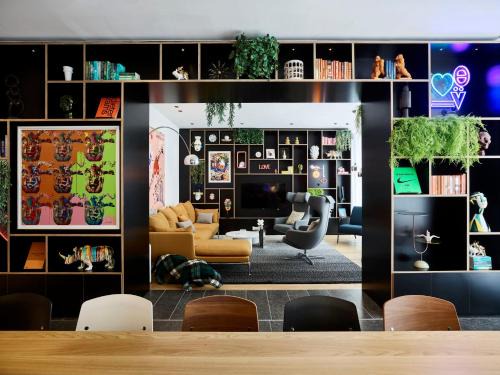 Pimlico Hotel | Modern citizenM London Victoria Station with Top Amenities