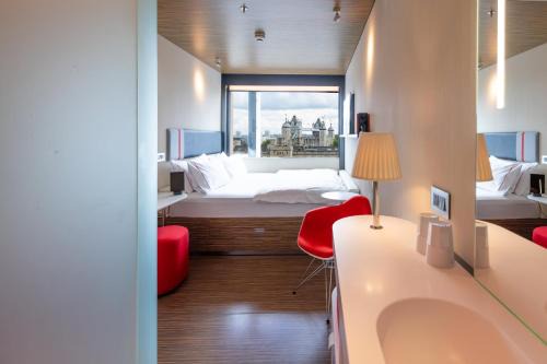 Tower Hill Hotel | Explore citizenM Tower of London: 4-Star Comfort Awaits