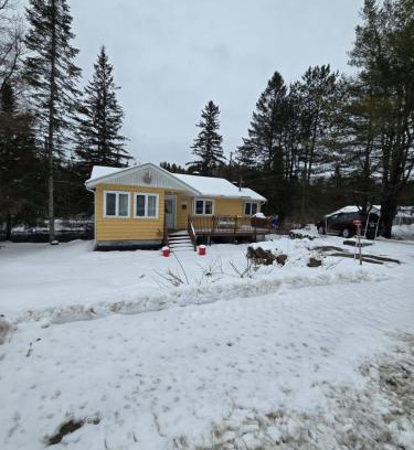 Chertsey Ski Chalet | Chalet Oasis de Paix: Idyllic Waterfront Retreat Year-Round