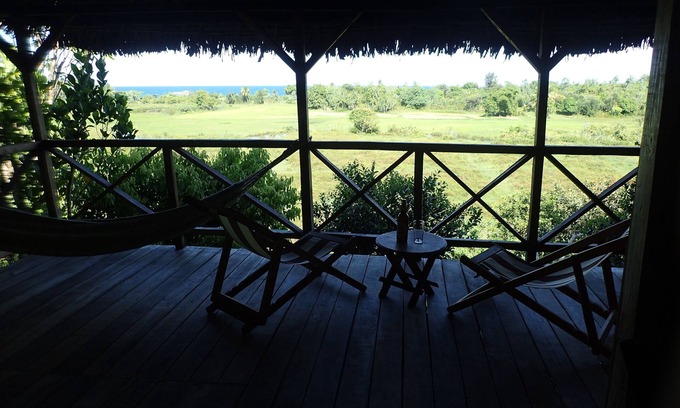 Fenoarivo Atsinanana House | Scenic Citronella Lodge: Breathtaking Sea and Rice Views