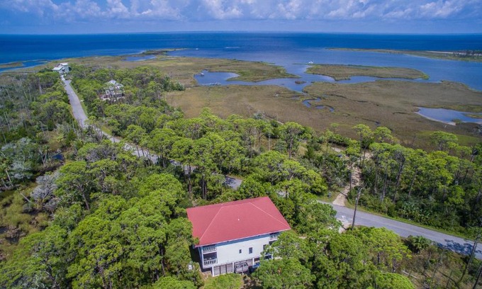 Plantation House | Bay View Retreat: Pool, Games & Bikes for 17 Guests!