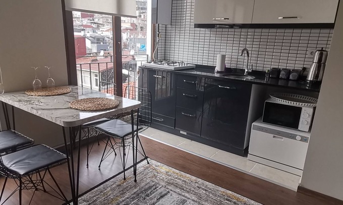 Gumussuyu Mahallesi Apartment | Central Taksim Apartment with Spa and Hot Tub Amenities