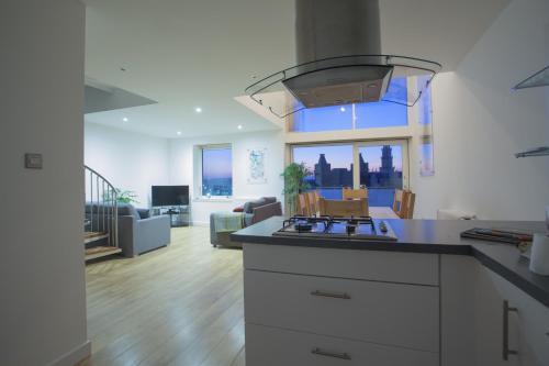 City Centre Glasgow Apartment | City Centre Apartment: Pet-Friendly Stay with Secure Parking