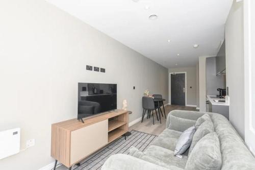 Holbeck Apartment | Garden Terrace Escape in City Centre with Family-Friendly Vibes