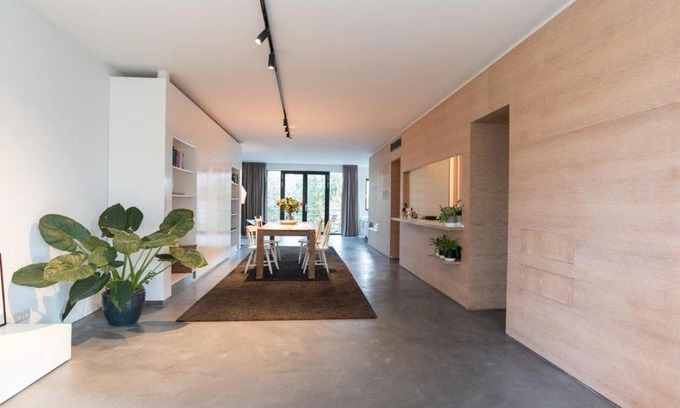Utrecht City Center Apartment | Elegant City Centre Loft on Historic Canal - 4 Star Stay