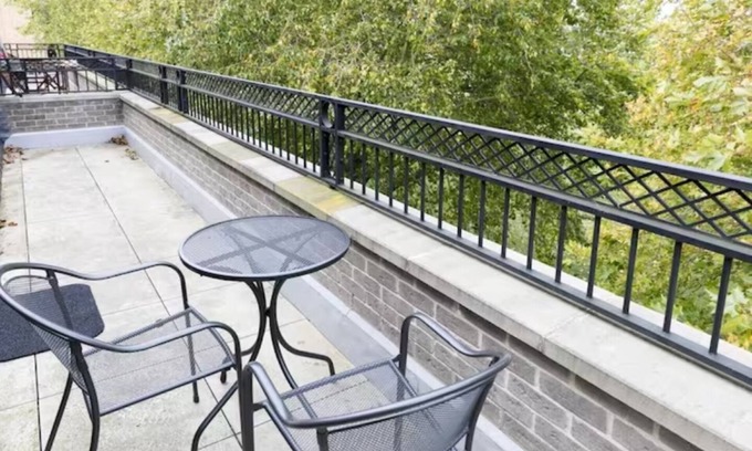 Cambridge City Centre Apartment | Stunning City Centre Penthouse with Balcony Near Colleges