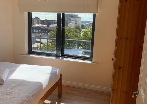 Southampton City Centre Apartment | City Centre Penthouse: Family-Friendly Comfort Awaits