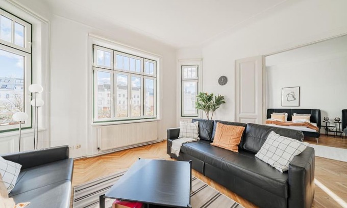 Wahring Apartment | City Chic #11: Stylish Getaway with 8.8/10 Guest Rating
