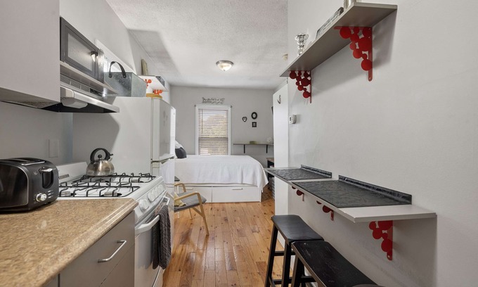 Manchester Apartment | Trendy 2nd Floor Studio with Private Porch & Kitchen