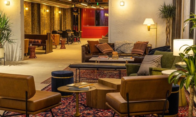 People's Freeway Hotel | City Chic Escape: Comfort and Pet-Friendly Adventures Await