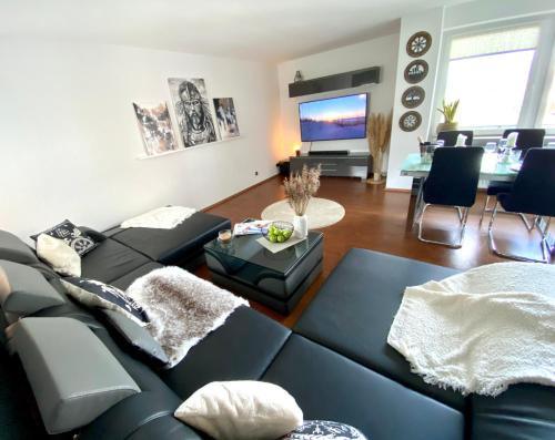 North Geestemund Apartment | Modern City Ferienwohnung SKYLINE with Balcony & Sofa