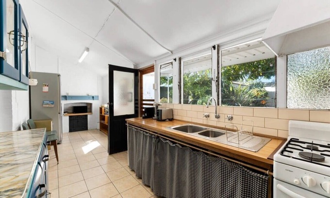 Bowden House | Charming 2BR Retreat with Breakfast in Bowden’s City Fringe