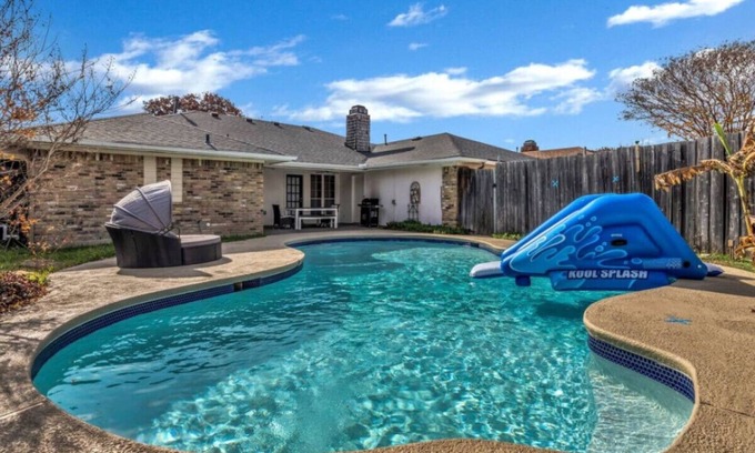 Plano House | City Gem: 4BR w/POOL! Sleeps 10