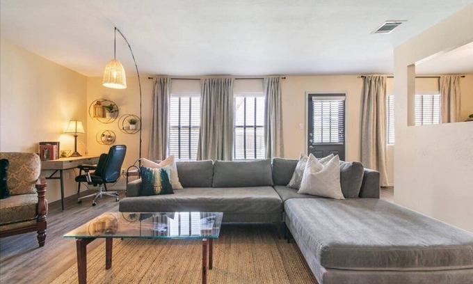 Quail Hollow House | Guest Rated 10/10: City Haus with King Bed & Free Wifi