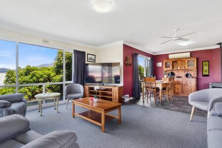 Lindisfarne House | City Lights Getaway: Child-Friendly Retreat Near CBD