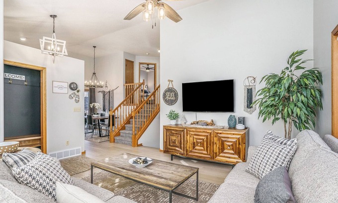 Sioux Falls House | City Lodge - Spacious 10-Person Home with Breakfast & Kitchen