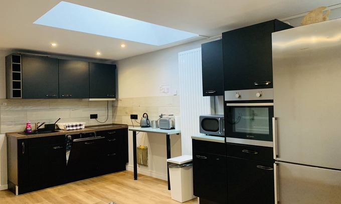 Geestendorf House | Inviting City Maritim Rooms with Breakfast & Family Amenities