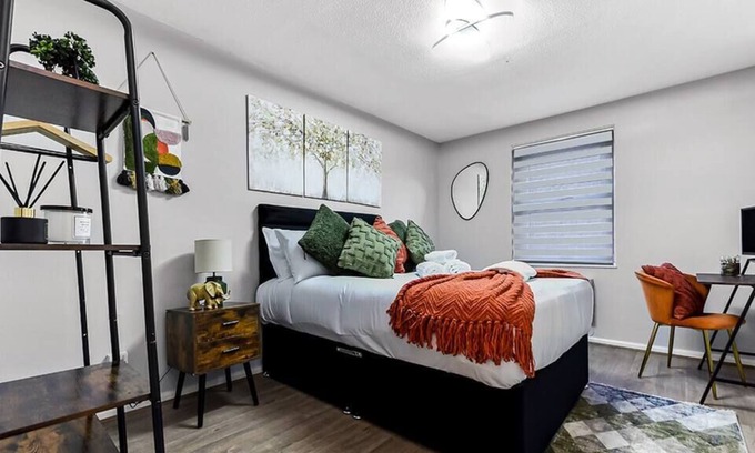 Seven Sisters Condo | City Oasis - Cozy 1 BD Flat in Prime Central District
