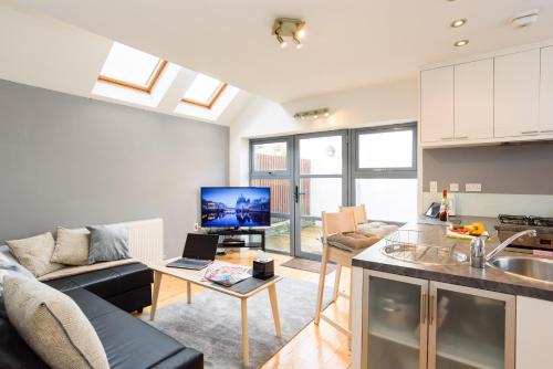 Splott House | Relaxing City Retreat with Hot Tub and Family-Friendly Vibes
