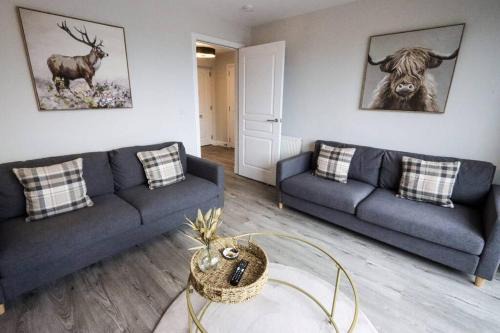 Auchengray Apartment | Exceptional City Retreat by the Castle with Free Parking