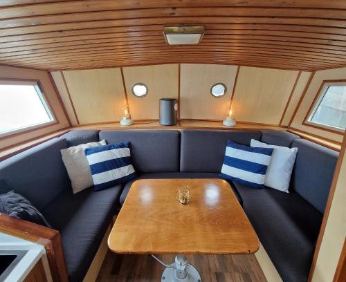 Eastern Docklands Boat Rental | Discover City Sailing: Guest Rated 8.2/10 for Comfort