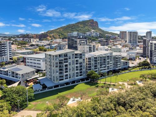 Townsville Apartment | Riverside City Stadium Apartment: Family-Friendly Retreat