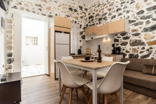 Pothia Apartment | Family-Friendly City Stone Houses Kalymnos - Guest Rated 9.2