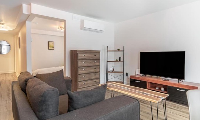 Cote-Des-Neiges—Notre-Dame-De-Grace Apartment | Stylish City Studio Apartment for Your Next Getaway