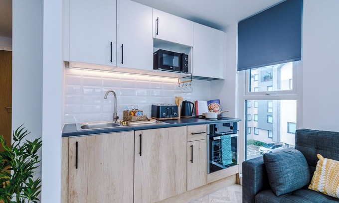 Preston Apartment | Cozy City Studios Preston with Kitchen & Breakfast Options