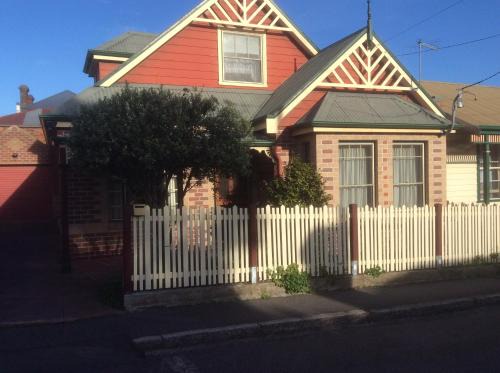 Launceston CBD House | Charming City Townhouse Steps from Downtown Attractions