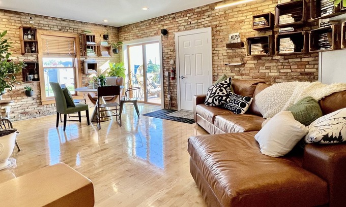 Lansing Apartment | Pet Friendly City Treehouse Loft in Vibrant Old Town Lansing