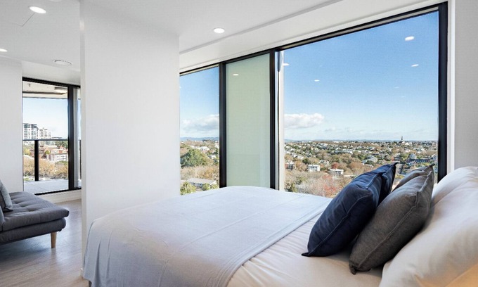 Auckland Central Business District House | Modern City View Studio with Pool Access