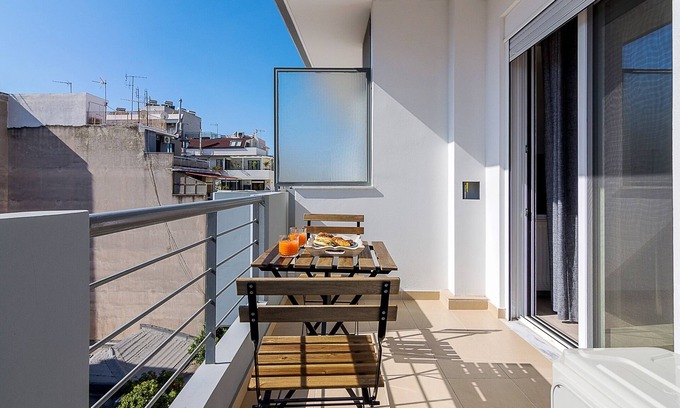 Ampelokipoi Apartment | Urban Retreat: City View Studio with Kitchen & Breakfast