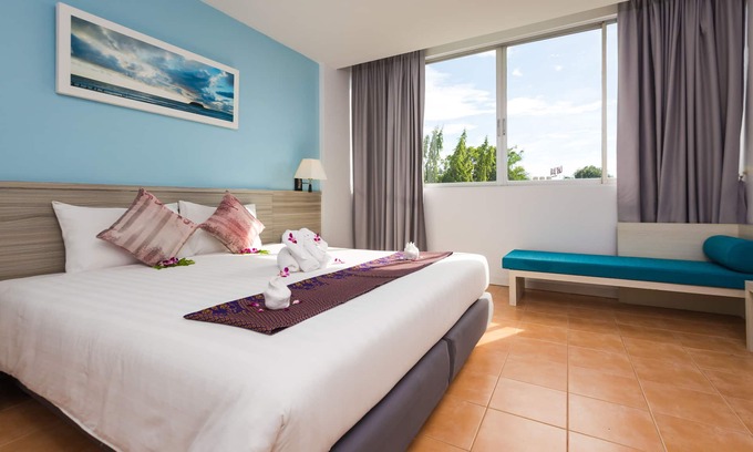 Karon Hotel | City View Superior Room Near Karon Beach with Breakfast