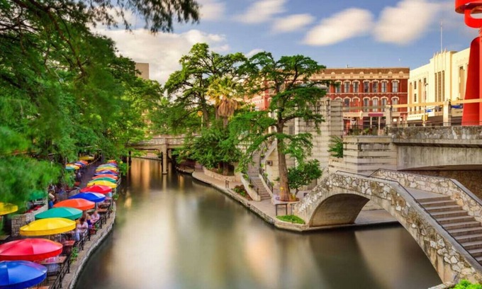 Historic Garderns House | Explore City Views: Steps from AlamoDome & Riverwalk