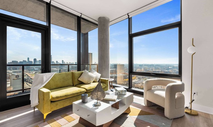 West Loop Apartment | Experience Cloud9: Corner Apt with SkyLounge & Gym