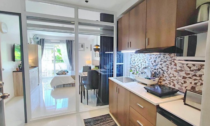 Jaro Apartment | Budget-Friendly CityCondo with Balcony & Parkview, Near CPU