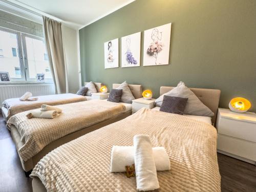 Sudstadt-Bult Apartment | Citynah: Balcony Retreat with Garden and Large Kitchen