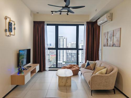 George Town Apartment | Inviting Cityscape Haven: Pool & Ocean View in George Town