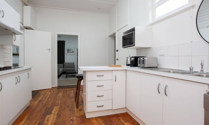 North Tamworth House | CitySide Pad: 10/10 Rated, Steps from CBD with Ocean View