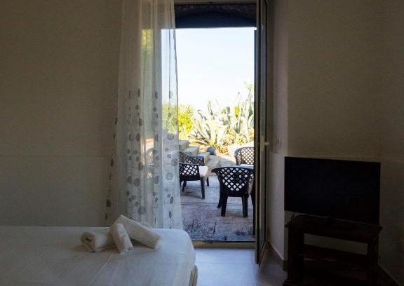 Santa Tecla Apartment | Budget-Friendly Stay at Ciuriddi with Kitchen Amenities