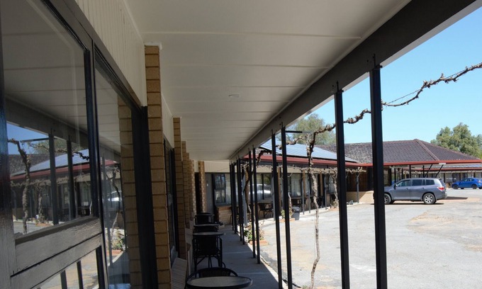 Cowra Hotel | Eco-Friendly Civic Motor Inn with Pool & Breakfast Options