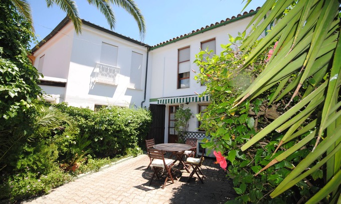 Poetto House | Charming Civico 43: Oceanfront Retreat with Garden Oasis